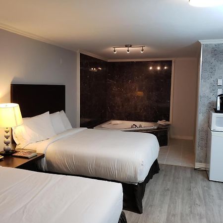 Regency Inn & Suites Cornwall Esterno foto