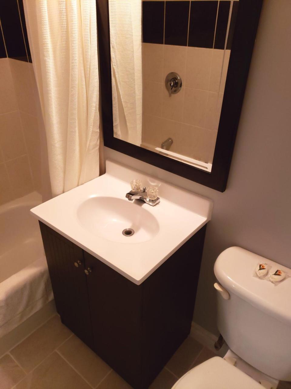 Regency Inn & Suites Cornwall Esterno foto