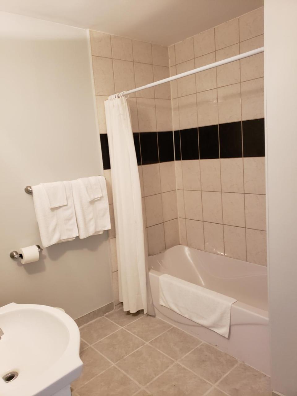 Regency Inn & Suites Cornwall Esterno foto